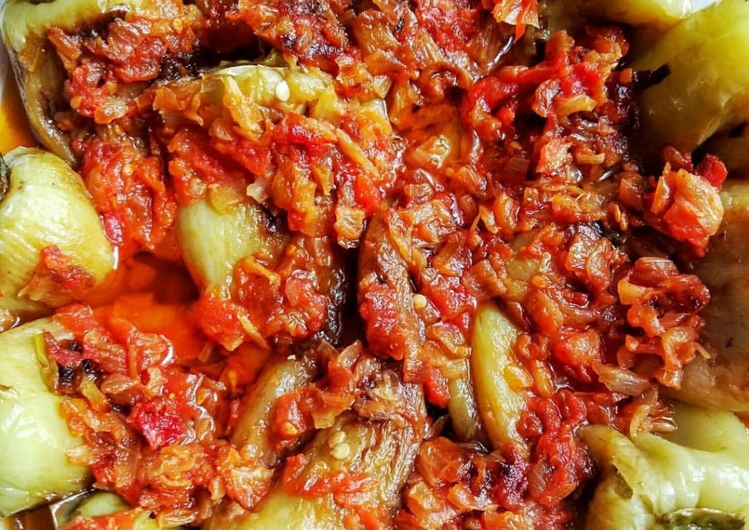 Рецепт перец с луком. Жареный болгарский перец. болгарский перец жареный с помидорами. лук жареный с перцем. жареный перец по молдавски.