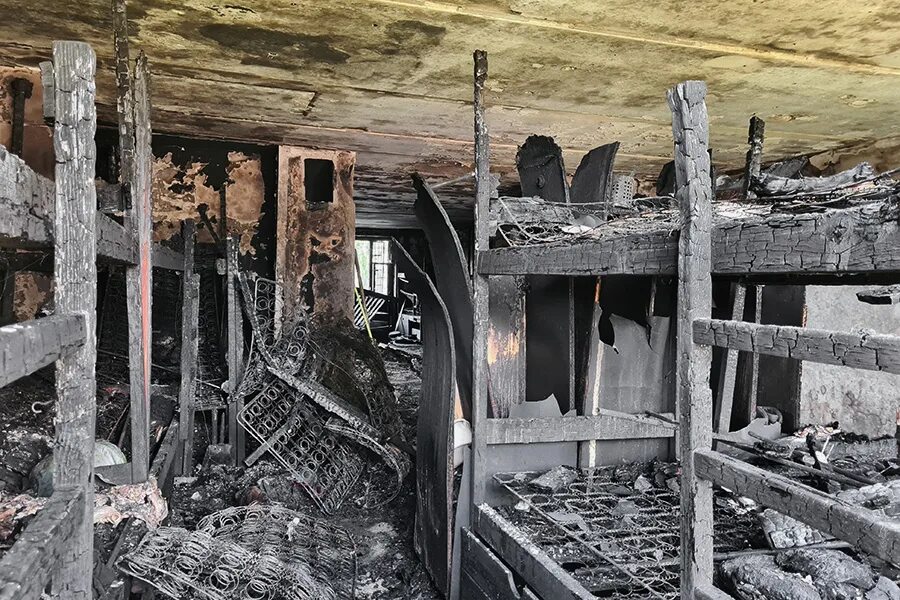 Печи после пожара. Дом после пожара внутри. Печи после пожара. Комната после пожара. Пожар в здании.