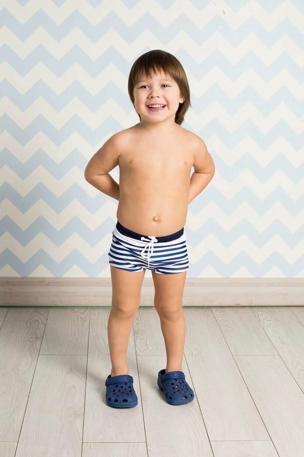 9 месяцев малышу. плотный ребенок. детишки на горшке. плотный ребенок. фото малышей.