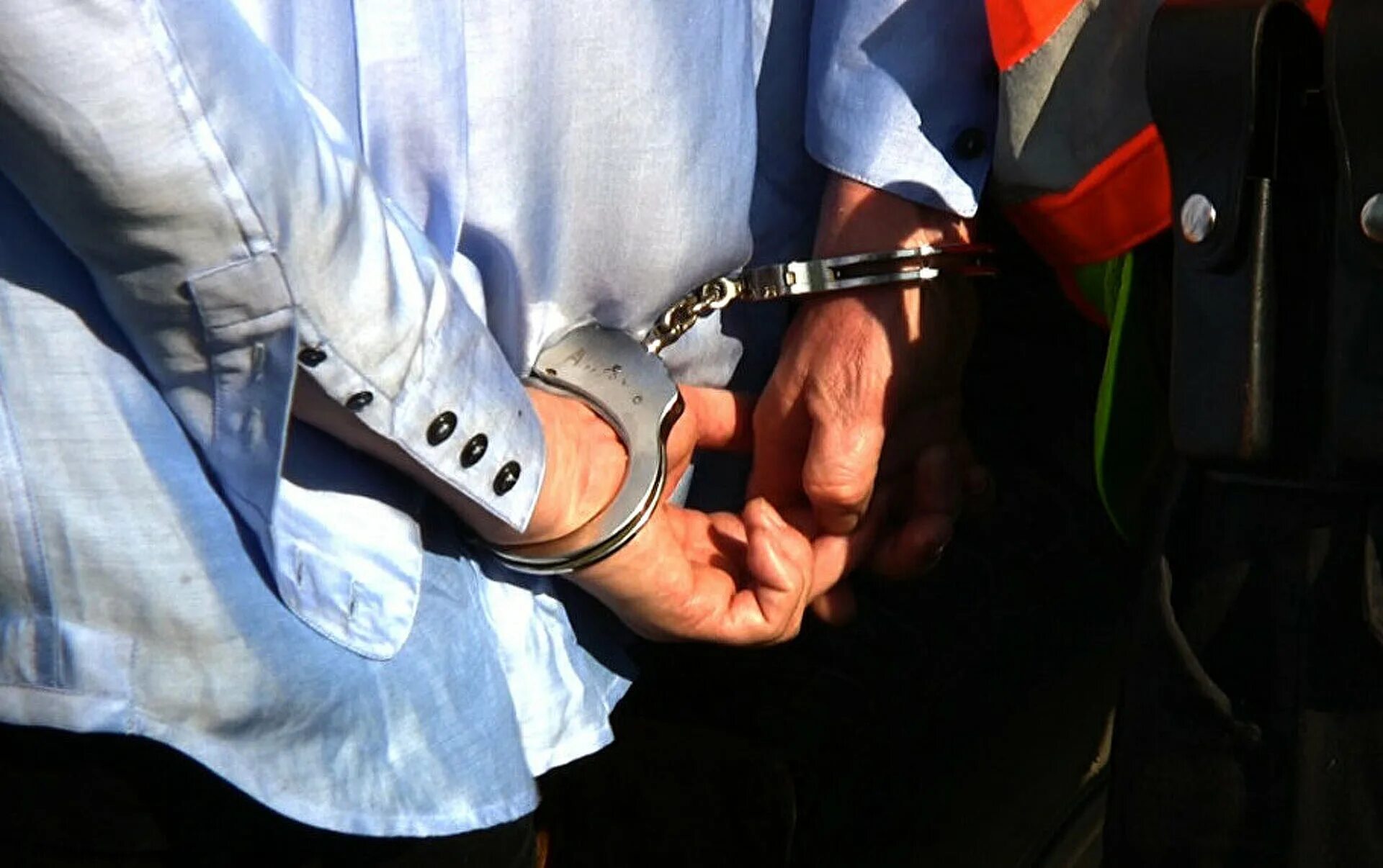 Взятка 18. Задержание наручники. Человек в наручниках. Задержанный в наручниках. Мужчина в наручниках.