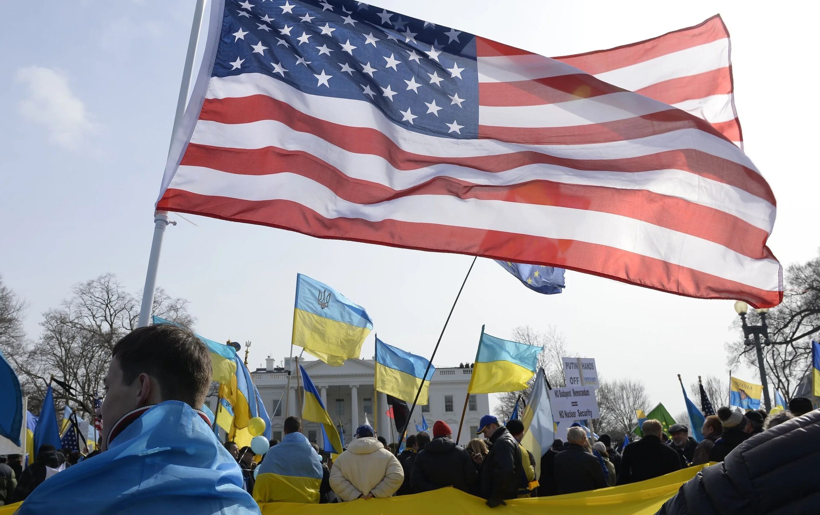 Флаги США на Майдане 2014. Флаги США на Майдане в Киеве 2014. Флаги ЕС США на Майдане. Американский флаг в Украине. О чем говорят украинцы сегодня