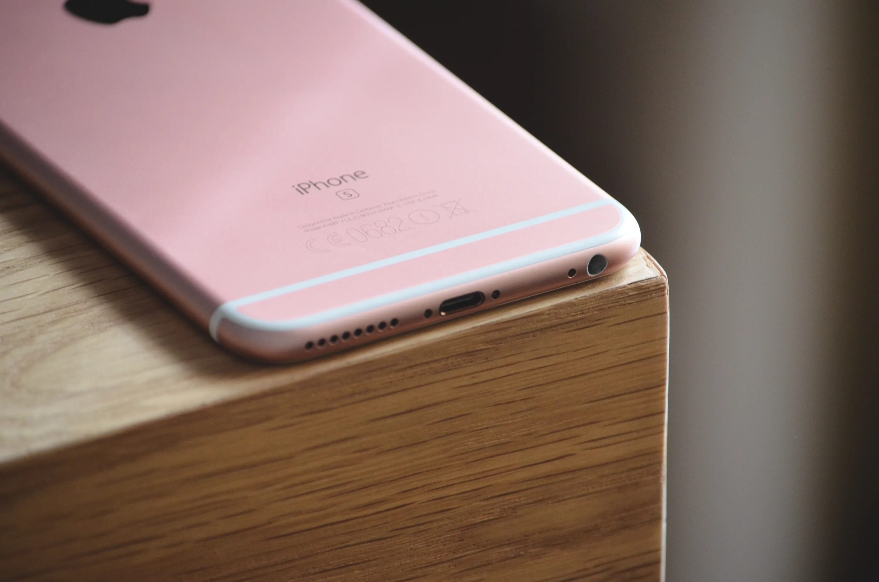 Нежно розовый айфон. Iphone 6s Rose Gold. Iphone 13 Rose Gold. Айфон 13 розовый. Айфон на столе.