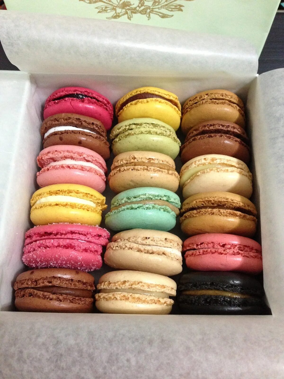 Макарон внутри. Макарон laduree. тони макарони. макарунс или макаронс. макарон пирожные.