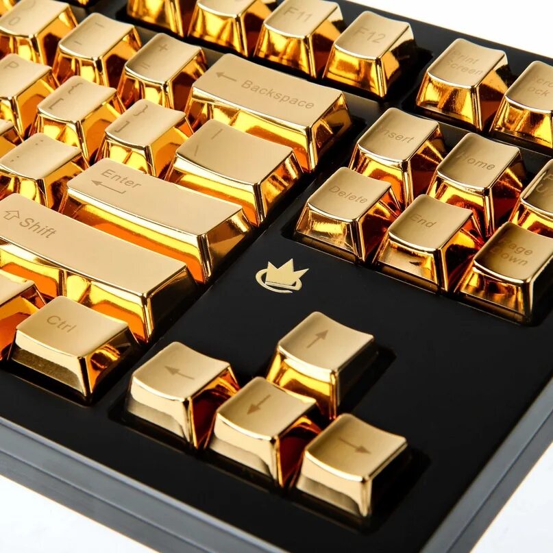 A lot expensive. Клавиатура из золота. Дорогие вещи. Дорогая клавиатура. Золотой компьютер.