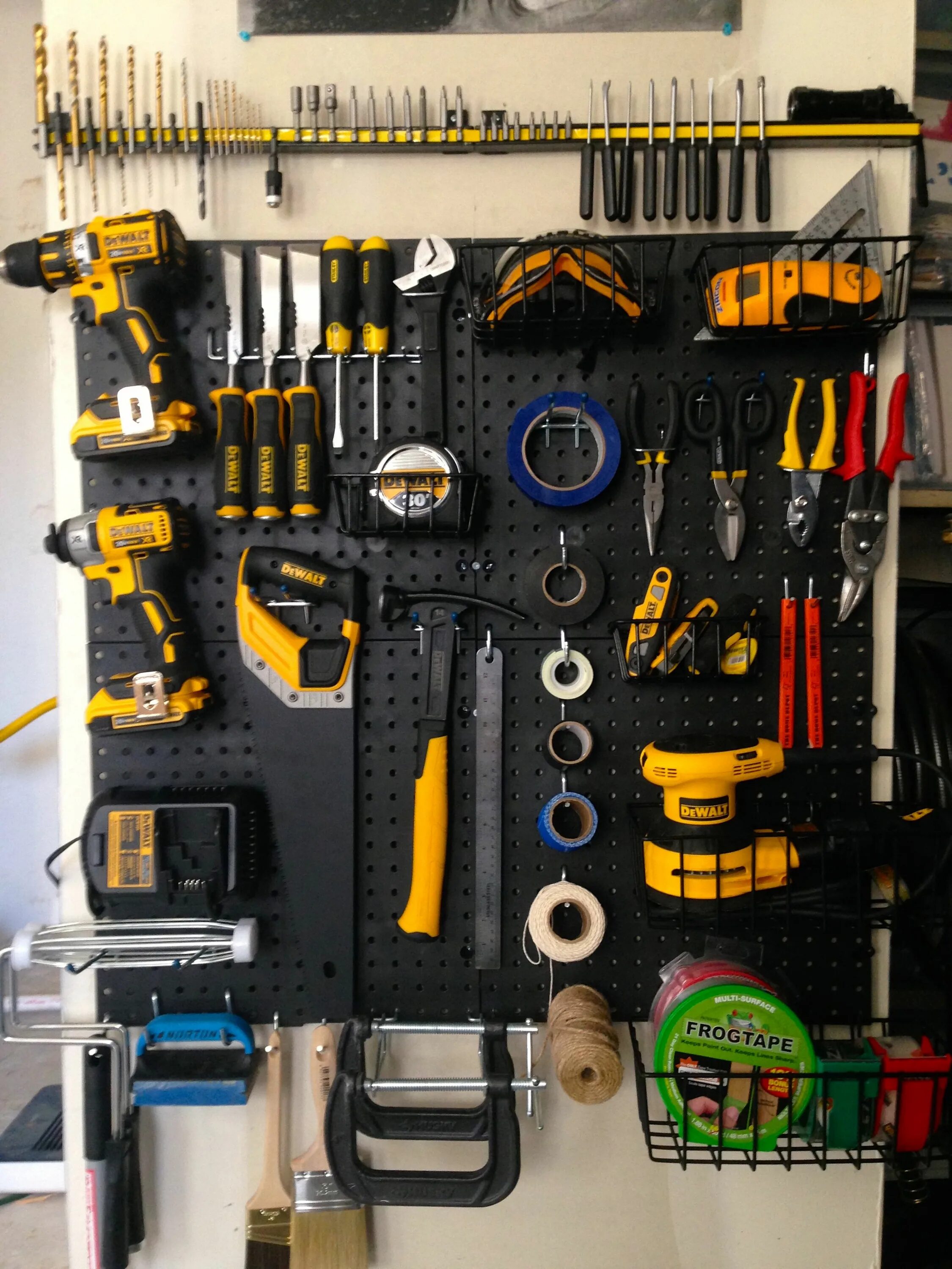 Можно новые инструменты. Pegboard Power Tool Holder. Инструмент для гаража. Комната с инструментами. Хранение инструмента.