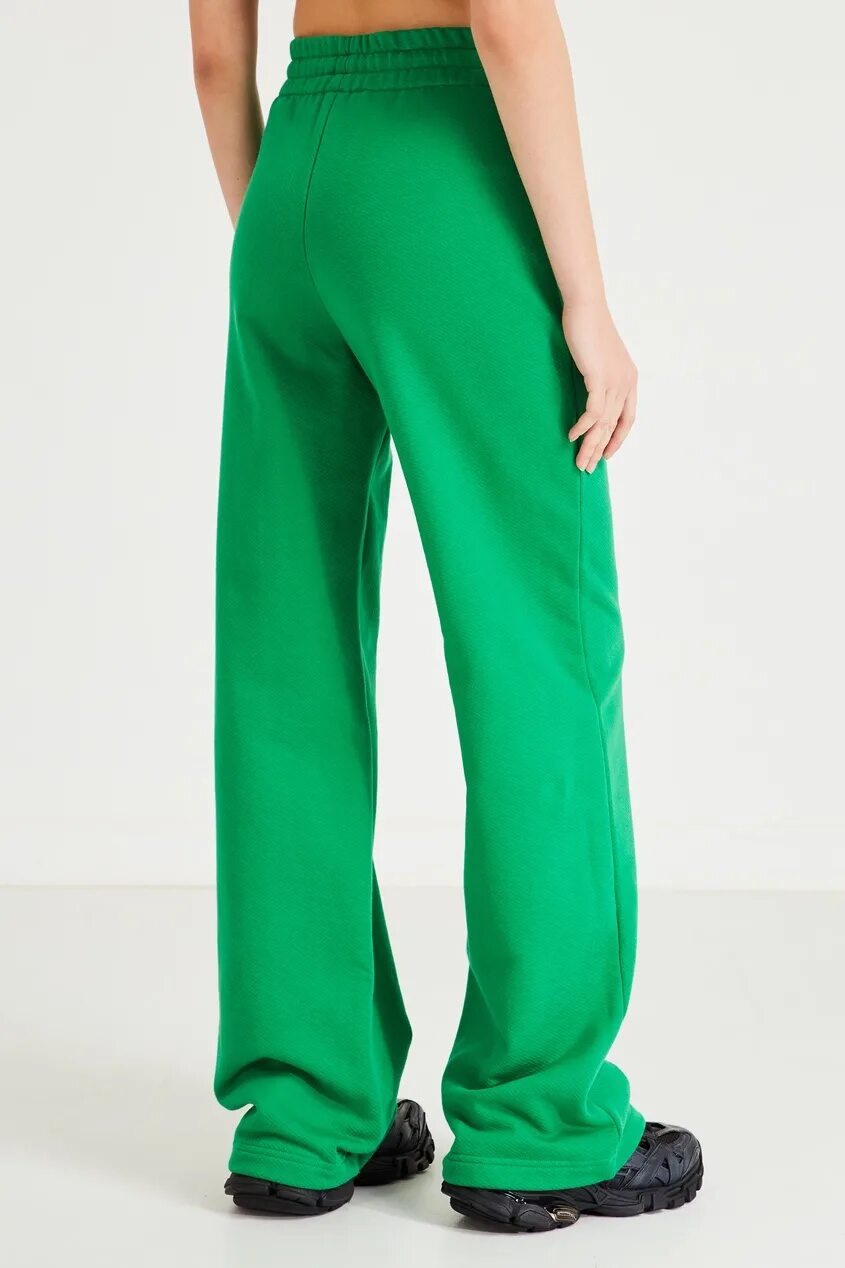 Купить зеленые штаны. Зеленые брюки Marcel Battiston AWG. Зеленые спортивные штаны off White. Штаны спортивные салатовые 1990. H M Basic зелёные спортивные штаны.