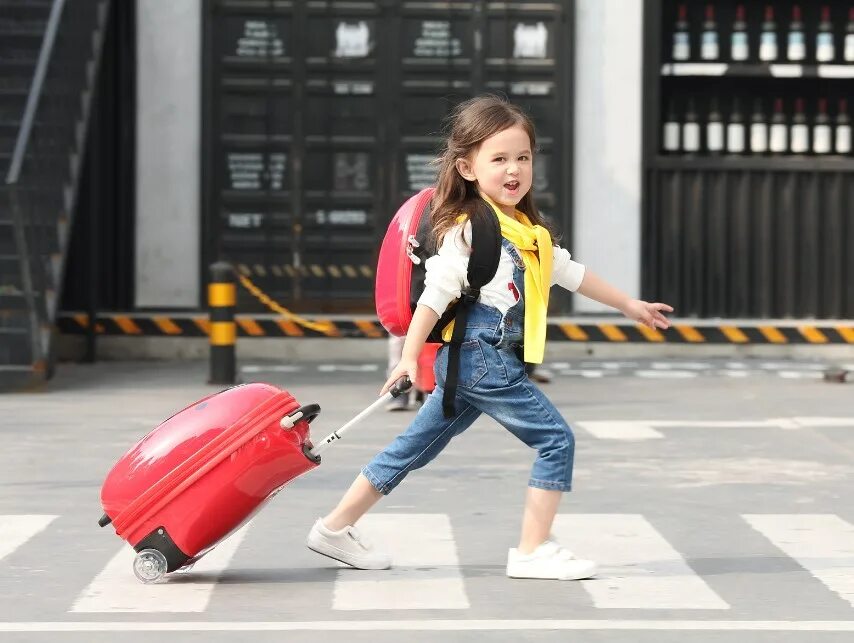 Порядок выезда детей. Чемодан для детей. Малыш с чемоданом. Дети собираются в путешествие. Фотосессия с чемоданом дети.