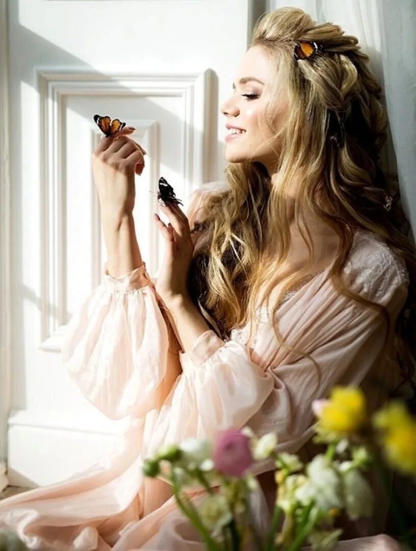 Та на которую любуются. Парень с девушкой в горах. Пара на закате в городе. Закат в окне. Пара на фоне гор.