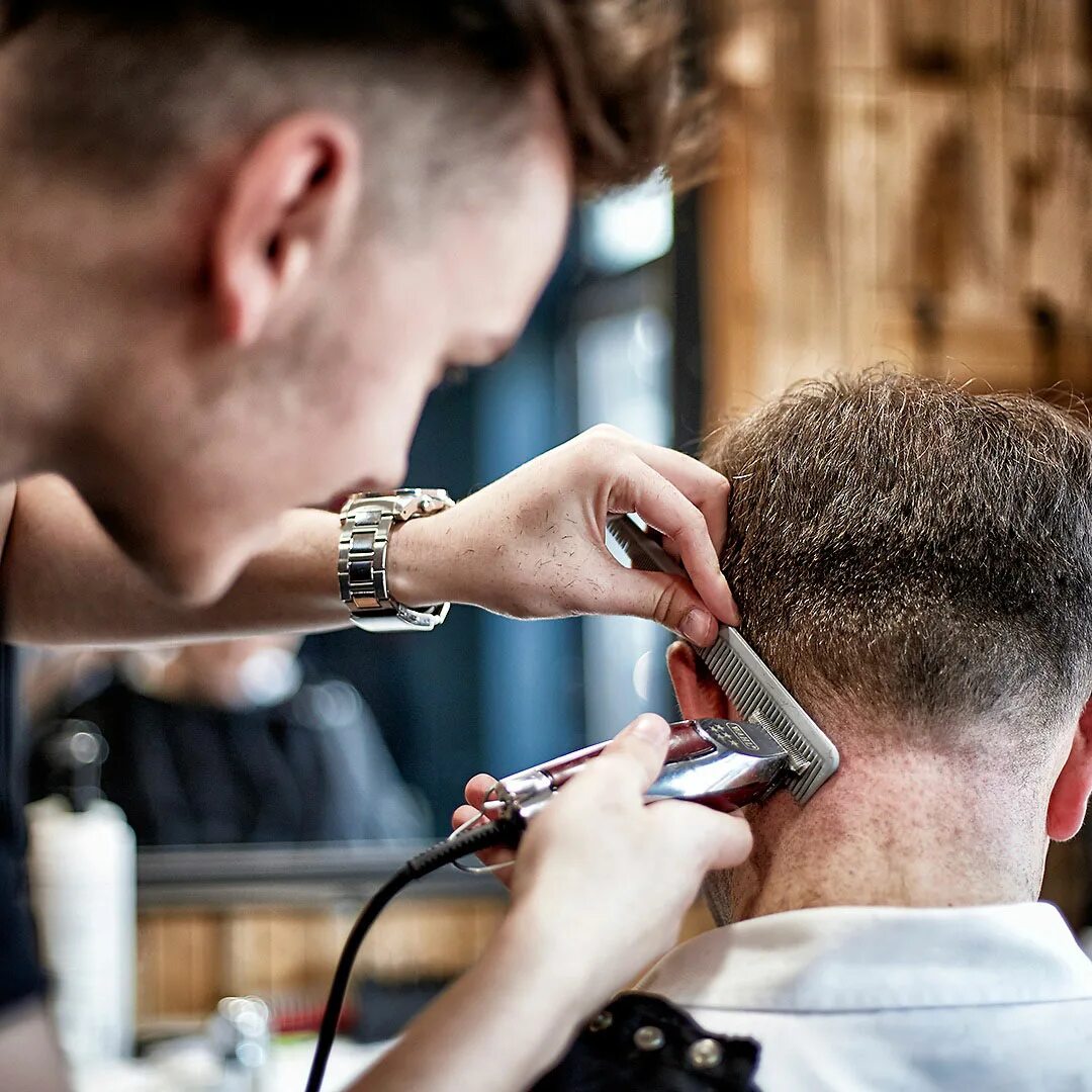 Руки стригут волосы. Как называют людей которые стригут. Подстричься в парикмахерской. Парикмахер для собак. Ромич барберс.