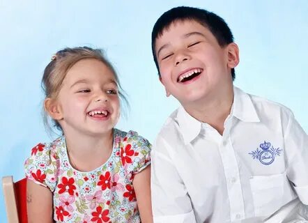 Девочки мальчики смеются