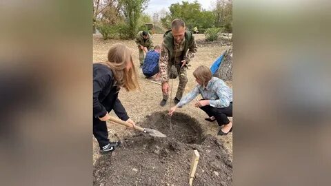 В школьном саду учащиеся обрезали