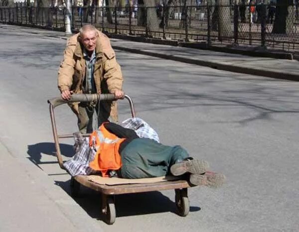 Парень везёт девушку на тачке. Алкашам везет. Деревенские люди. Мужчина на мотоцикле с коляской. Алкашам везет.