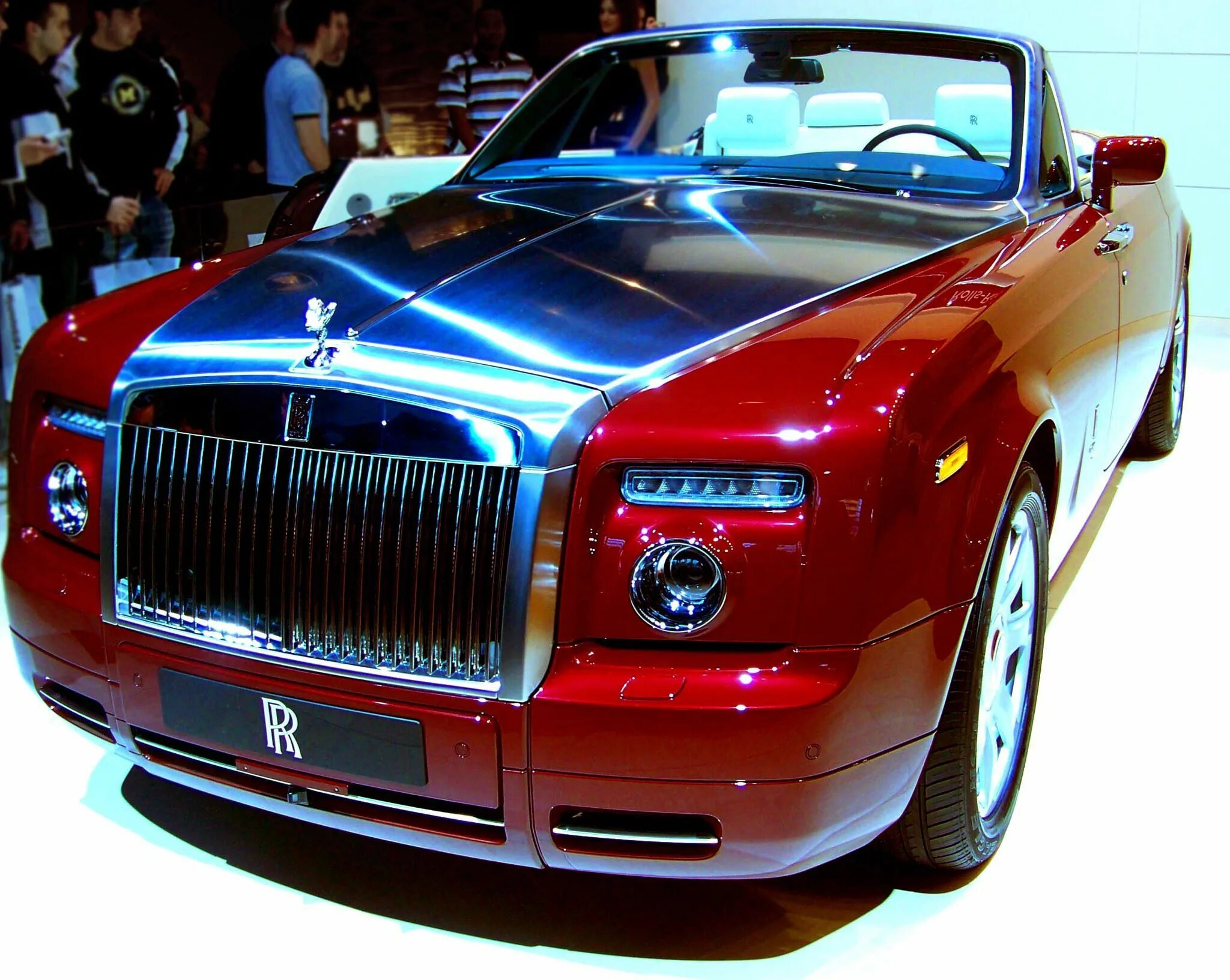 Роллс ройс россия. Машина Роллс Ройс. Красный Роллс Ройс. Rolls Royce Phantom красный. Роллс Ройс Фантом кабриолет.