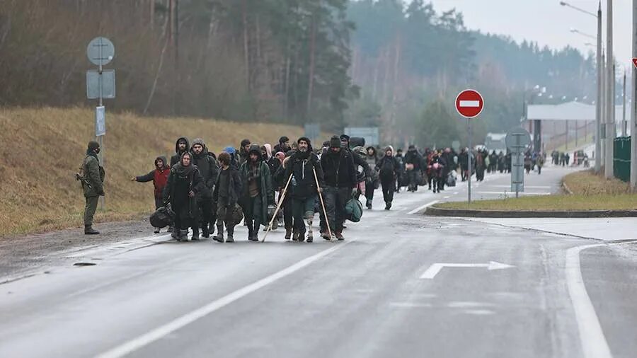Граница беларусь польша на автобусе. Беженцы на границе белоруссии и польши 2025. польско белорусская граница миграция. мигранты на польско белорусской границе. граница беларусь польша.