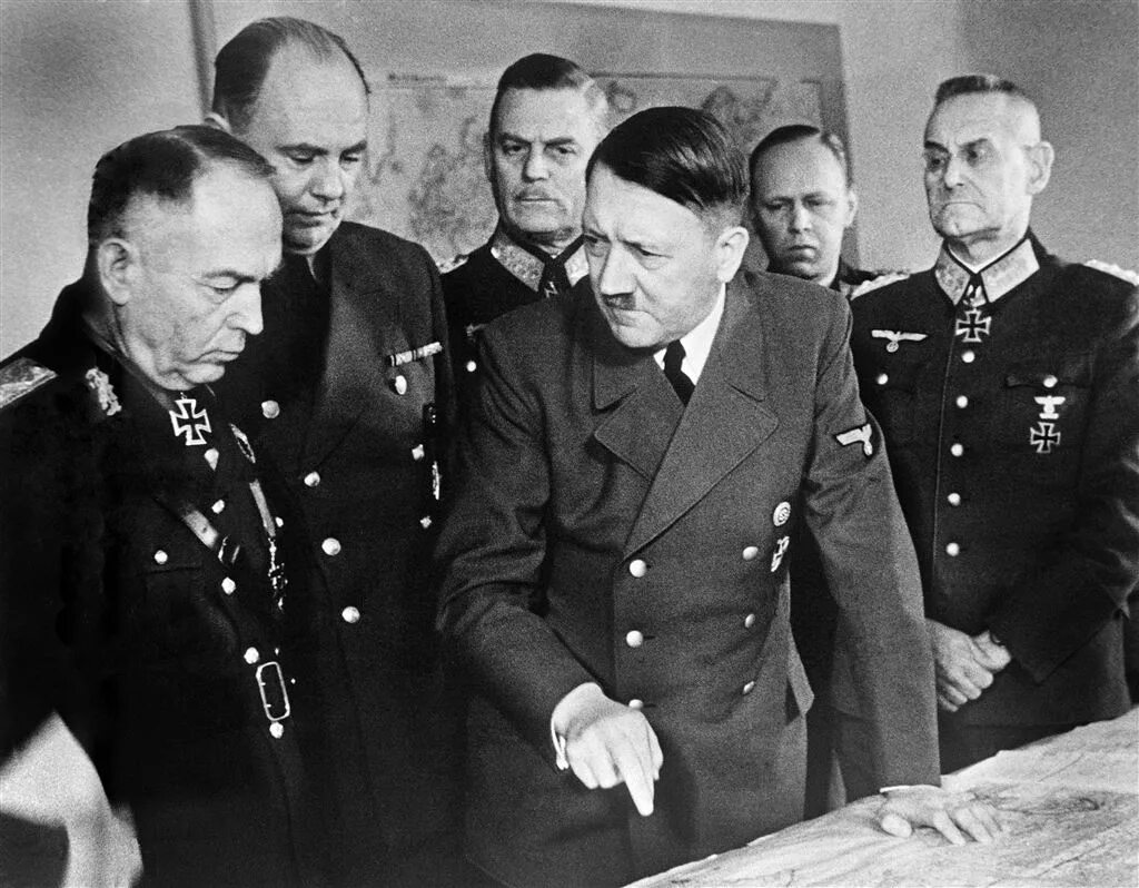 Гитлеровский план барбаросса. Адольф Гитлер 1941. Гитлер и Паулюс план Барбаросса. Адольф Гитлер и генералы. Фридрих Паулюс план Барбаросса.
