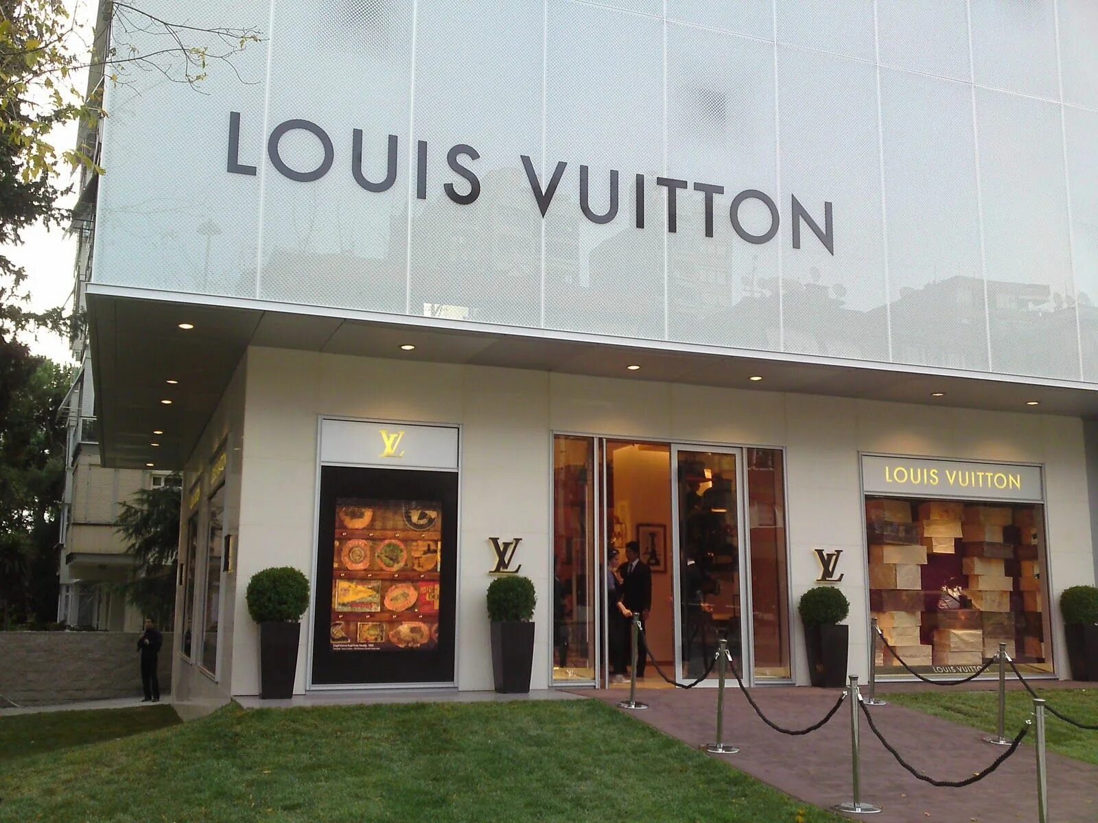 Louis turkey. Луи Виттон Стамбул. Louis Vuitton Turkey. Луи Виттон Стамбул Нишанташи. Багдад Джаддеси Стамбул.