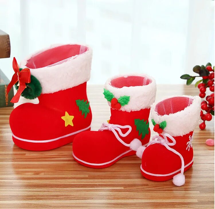 Красные сапоги деда мороза. Башмаки деда мороза. Новогодний сапожок из бутылки. Новогодний башмачок. Носки деда мороза для подарков.