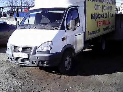Водитель с личным грузовым автомобилем газель