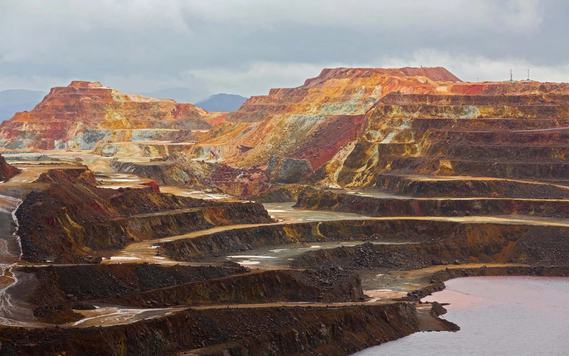 Горнодобывающая промышленность. Катанга, добыча меди. Месторождение меди в афганистане. Медный карьер чукикамата. Чили рудник чукикамата.