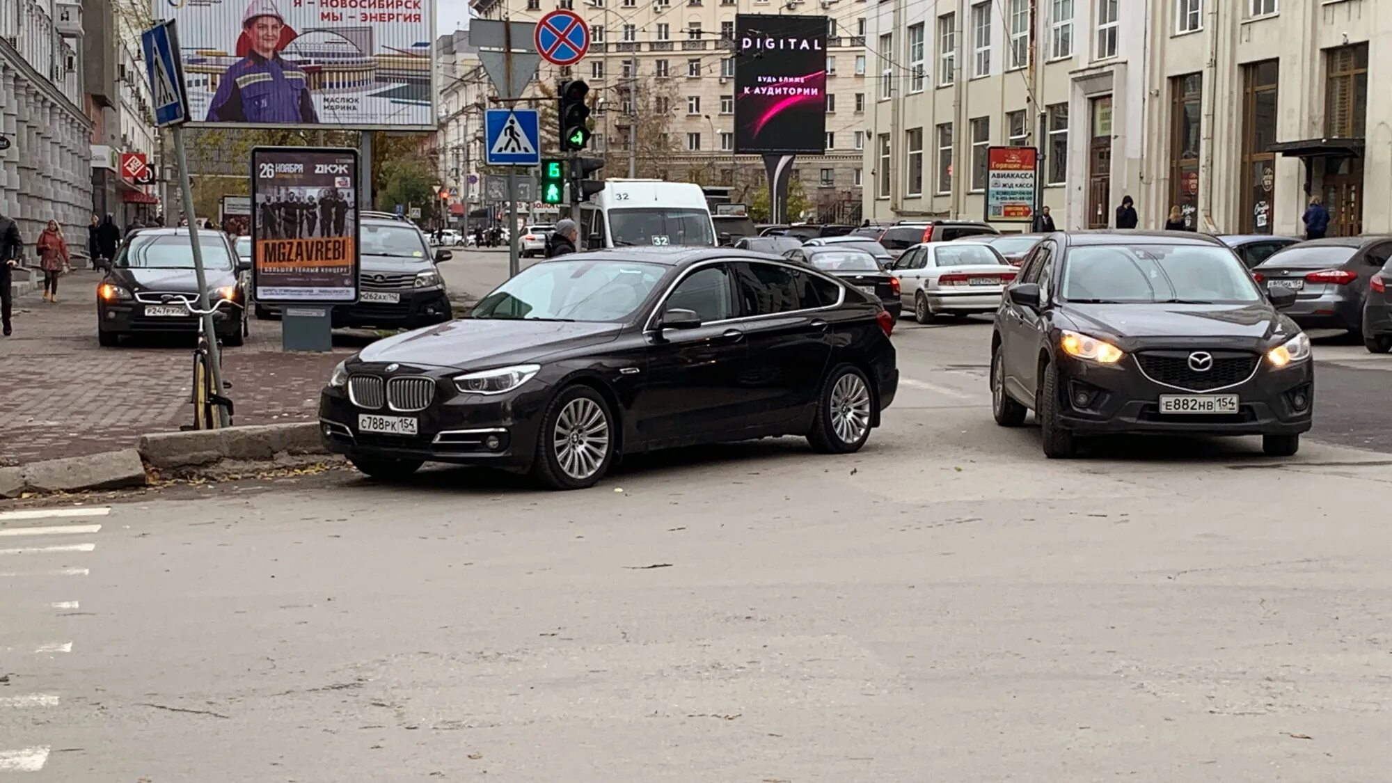Картинка чудак на порше. Занял два места на парковке. Один чудак в порше. Один чудак в порше. Один чудак в порше.