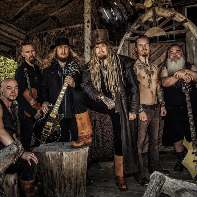 Группа korpiklaani. Korpi. Korpiklaani басист. Korpiklaani барабанщик. Группа korpiklaani.
