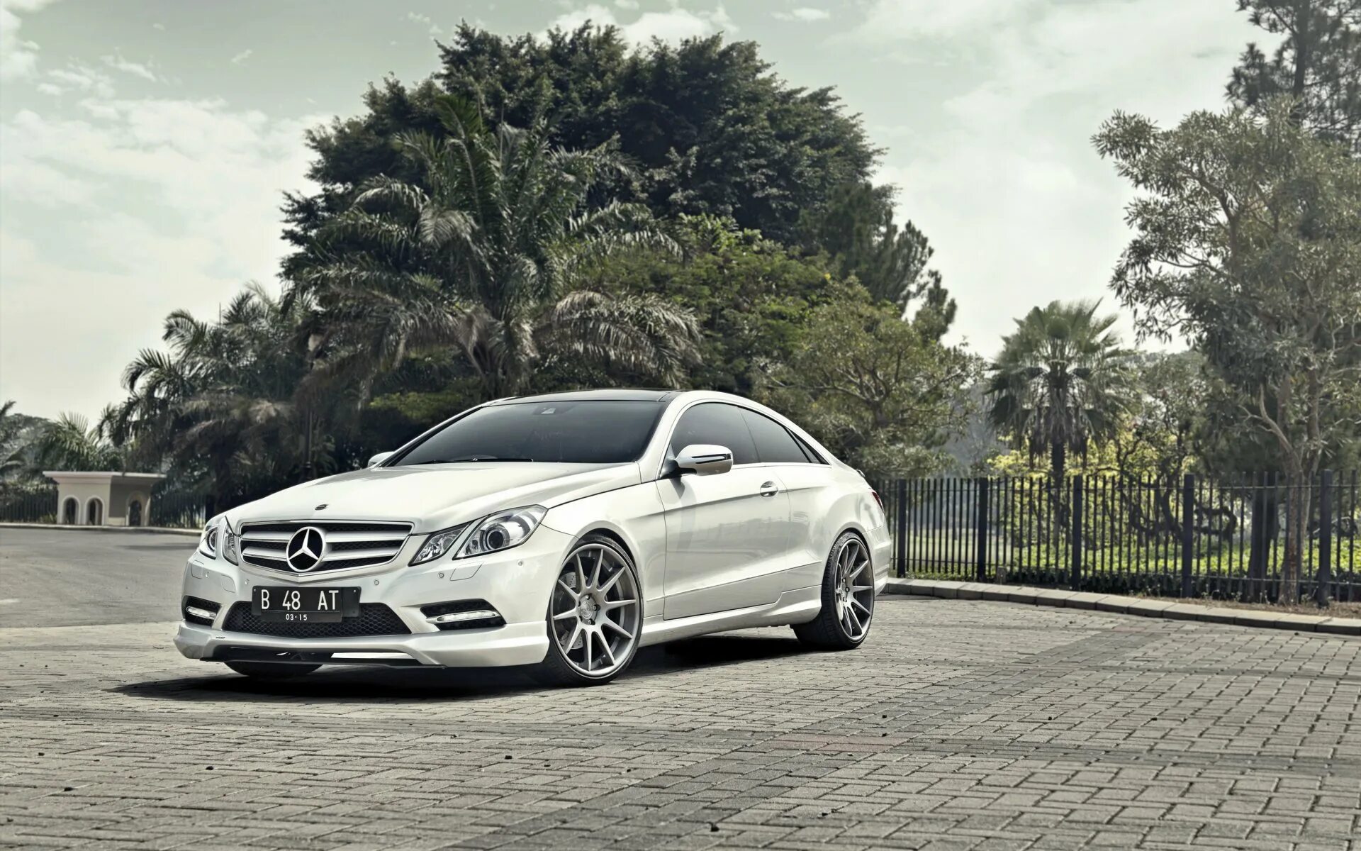 Мерседес 222 белый. W212 coupe. Мерседес на заставку. Mercedes benz cls 63 amg. Mercedes benz w204 черный.