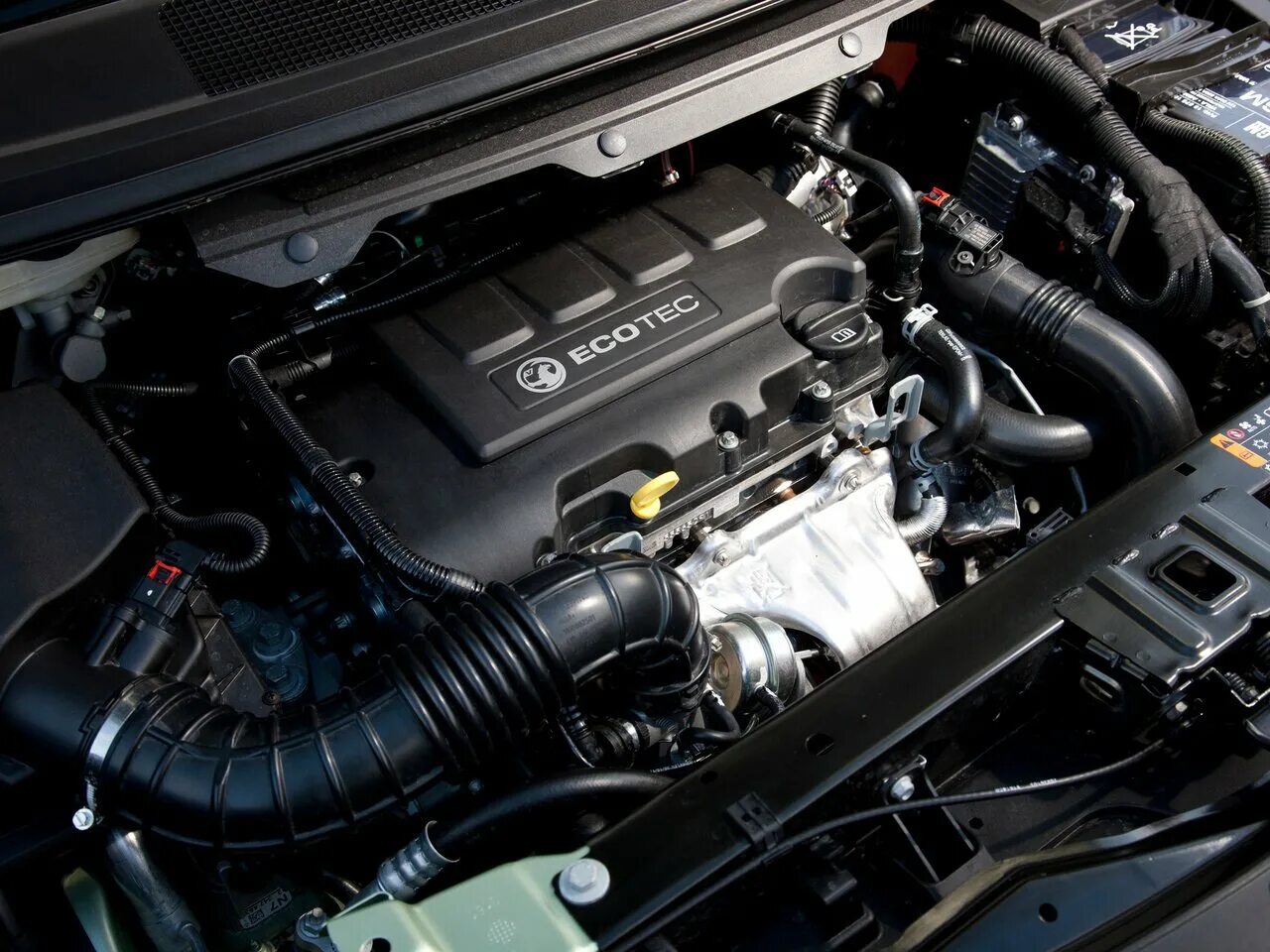 2 опель. мотор 1 4 турбо. подкапотное пространство опель зафира турер. 4. мотор 1 4 турбо.