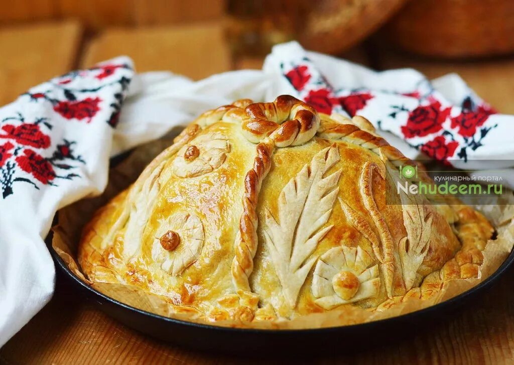 Как готовится курник. Курник из слоеного теста. украшение курника из теста. красивый курник. курник слоеное тесто.