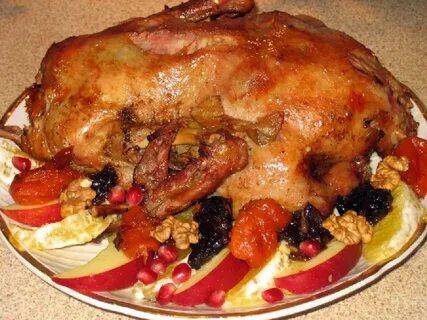 Утка в рукаве с яблоками и черносливом