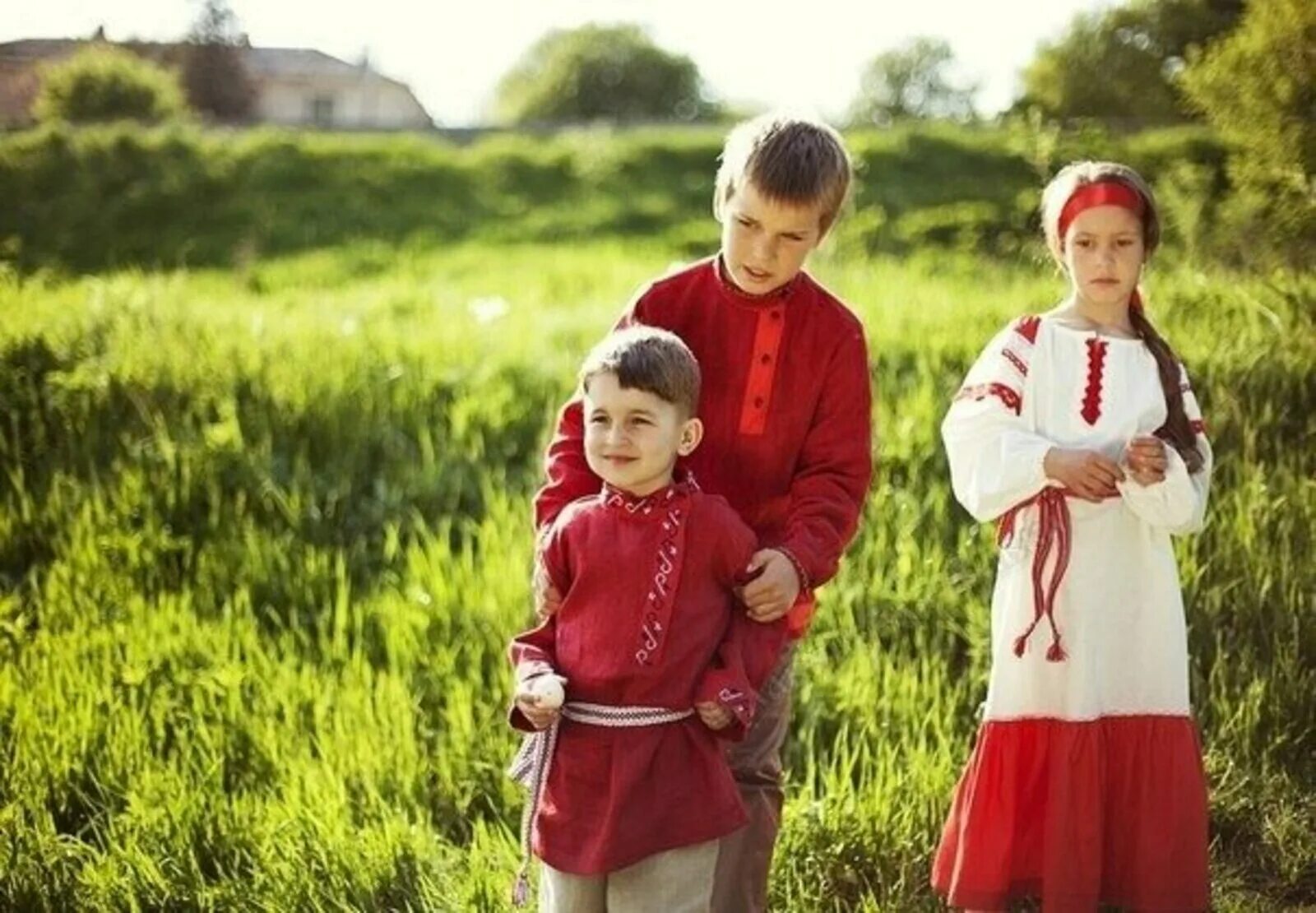 Мальчики древней руси. Дети в национальных костюмах. Традиционная Славянская одежда. Славянские дети. Дети славяне.