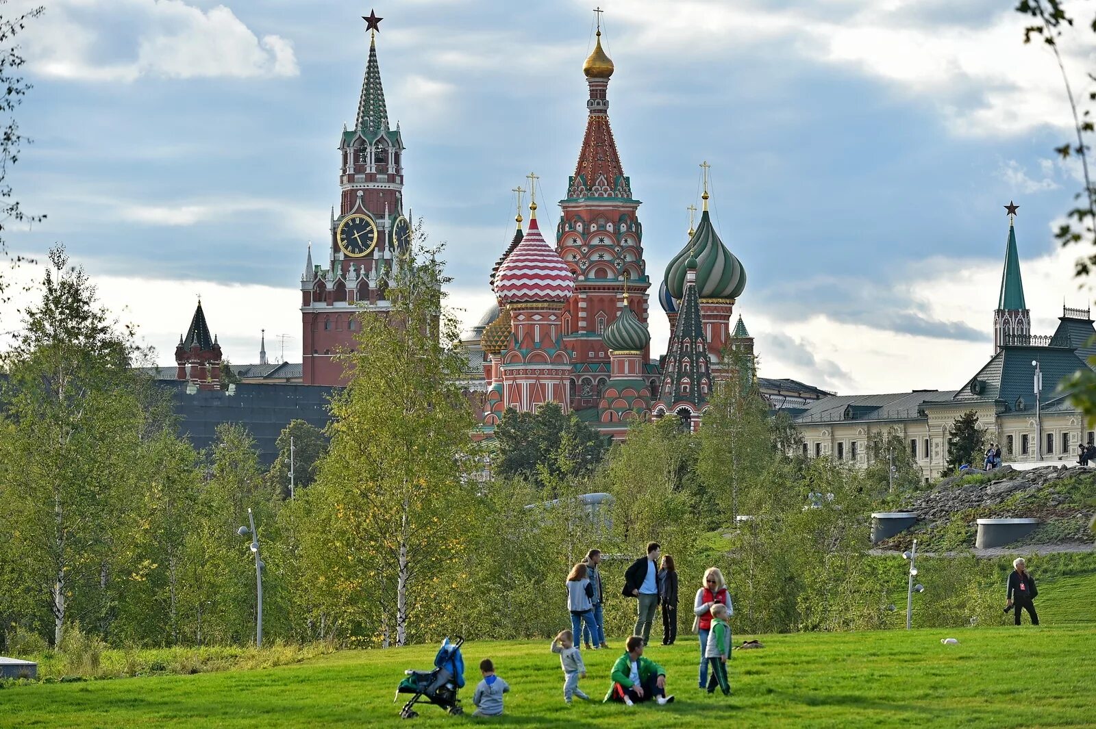 Москва где можно сделать. Красная площадь Зарядье. Кремль парк Зарядье. Парк Зарядье вид на Кремль. Площадь парка Зарядье.