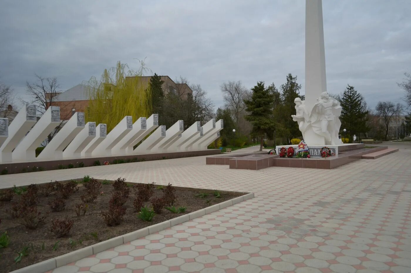 Светлоград ставропольский край. Мемориал вечный огонь светлоград. Светлоград ставропольский край. Достопримечательности города светлограда. Население светлограда ставропольского.
