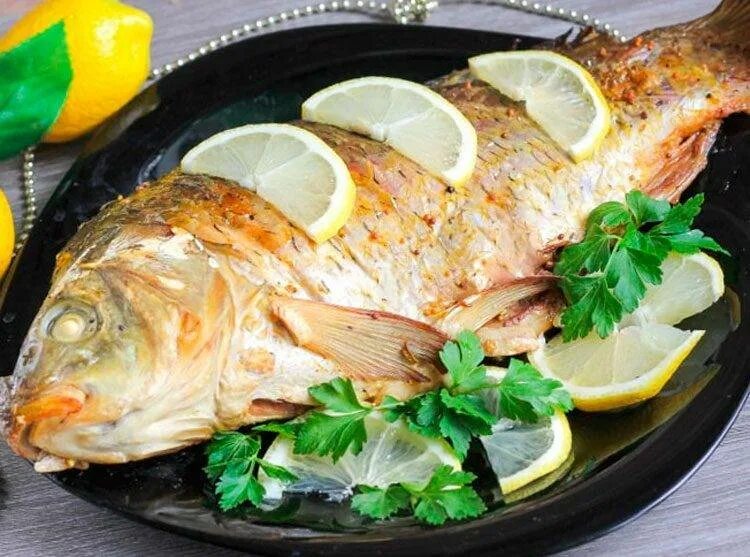 Сазан как приготовить вкусно. Сазан запеченный в духовке. рыба сазан в духовке. сазан в духовке целиком. запеченный сазан в фольге.