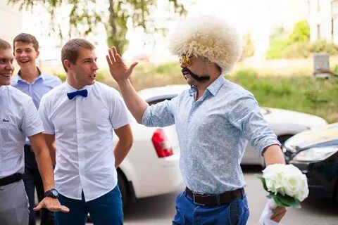 Мужчины гости на свадьбе