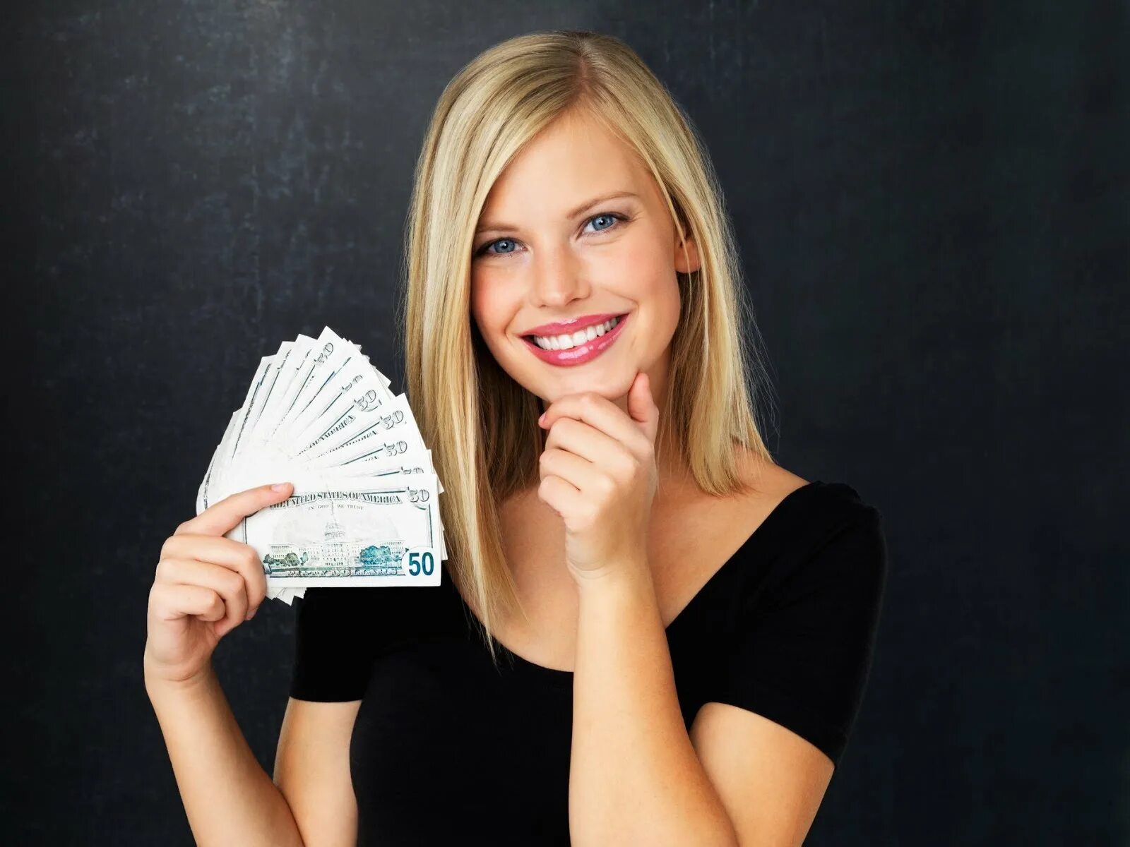 Деньги в руках девушки. Девушка ищет высокооплачиваемую. Богатая женщина. Блондинка с деньгами. Девушка ищет высокооплачиваемую.