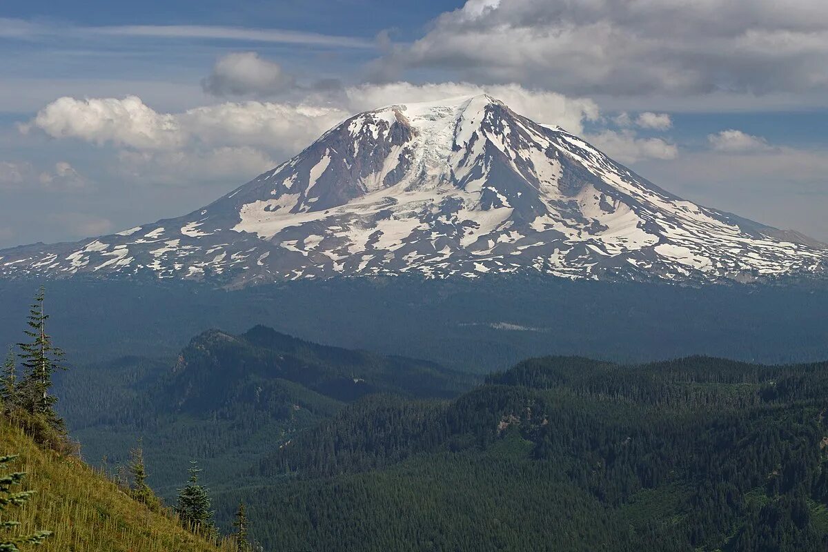Горы являющиеся естественным. Вулкан Рейнир каскадные горы. Гора Адамс Вашингтон США. Маунт-Адамс 2021. Адамс (вулкан).