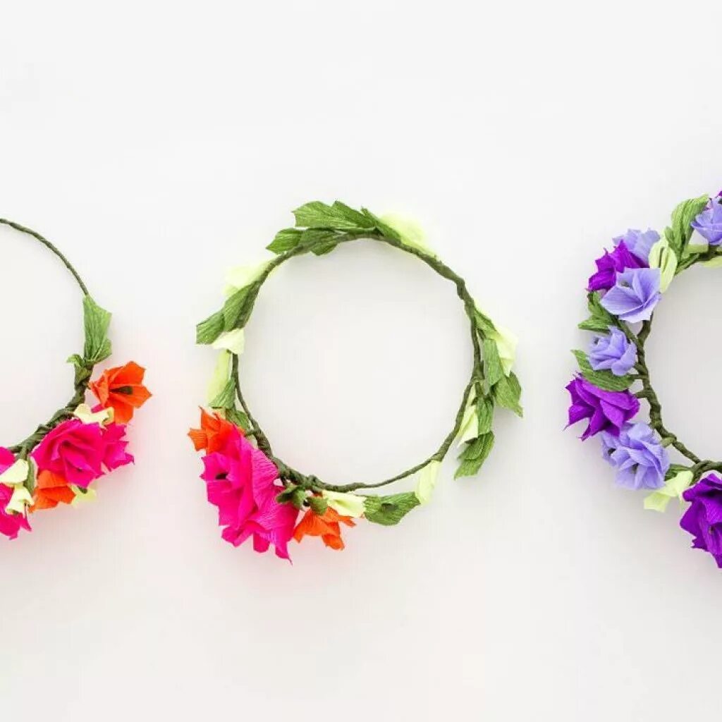 Венок декоративный на стену. Веночки из соленого теста. Новогодний венок из фоамирана. Новогодние веночки своими руками. Венок из зелени в интерьере.