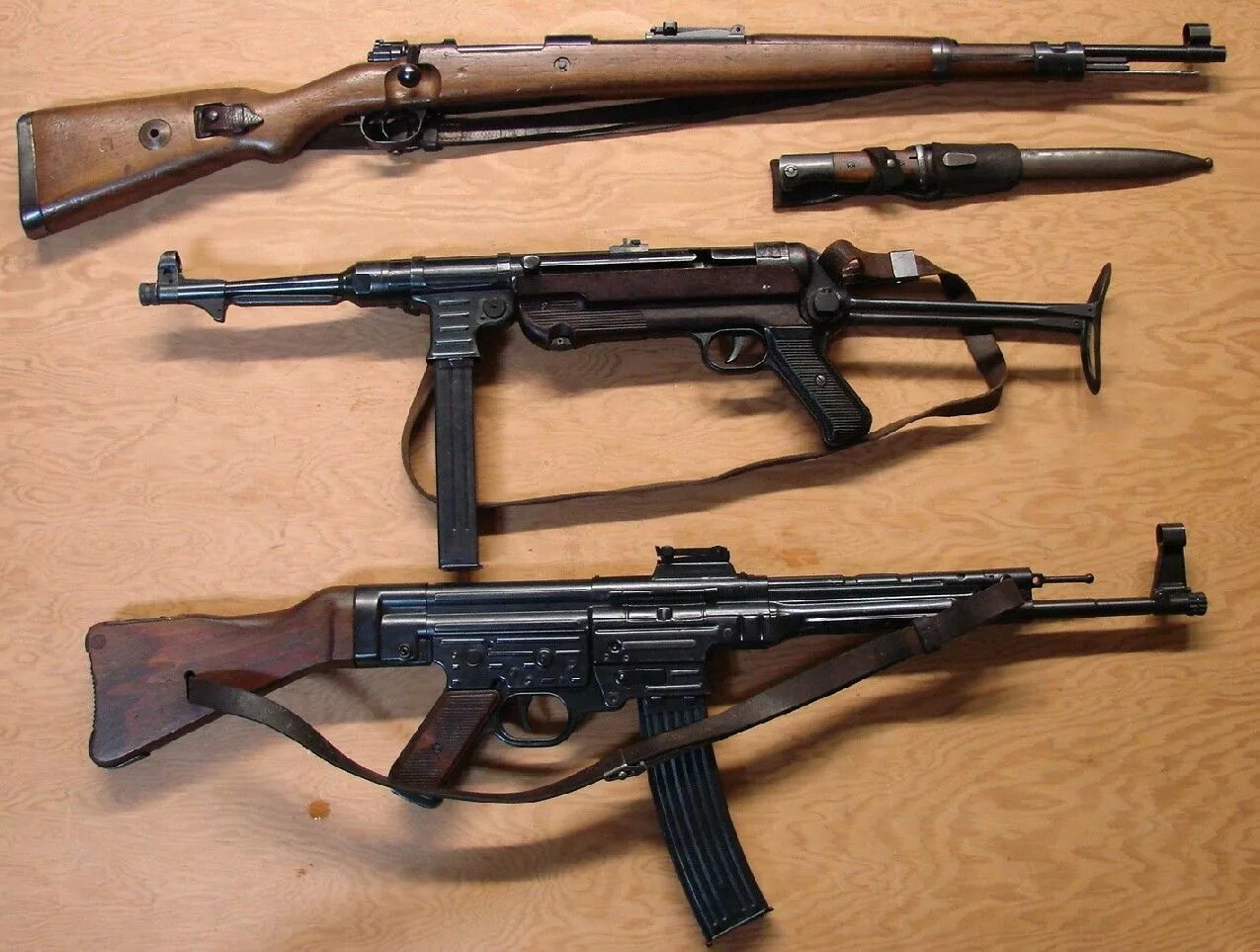 Ii guns. STG 44 стрелковое оружие Германии периода второй мировой войны. Немецкое оружие второй мировой войны стрелковое. STG 40 оружие. МП 40 И СТГ 44.