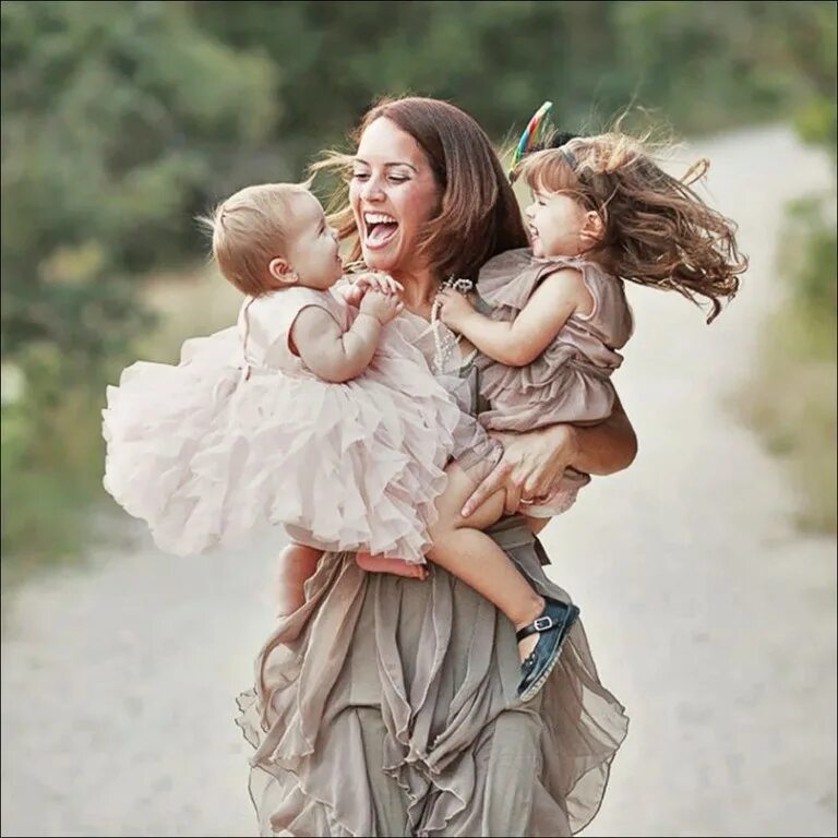 Быть мамой доченьки. Женщина с ребенком. Фотосессия мама и малыш. Счастливая мама с дочкой. Красивая мама с ребенком.