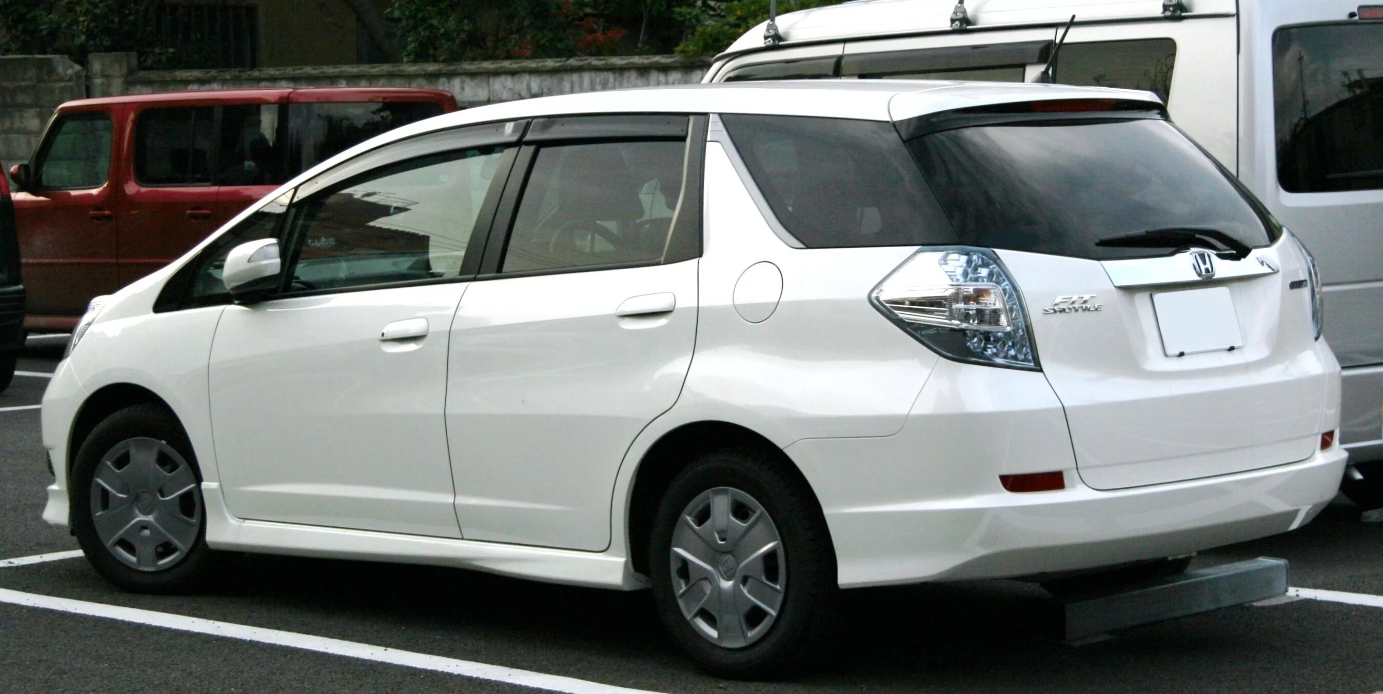 Хонда фит шаттл гибрид 2011. Honda Fit Shuttle Hybrid. Хонда Fit Shuttle Hybrid. Honda Fit Shuttle 2001.