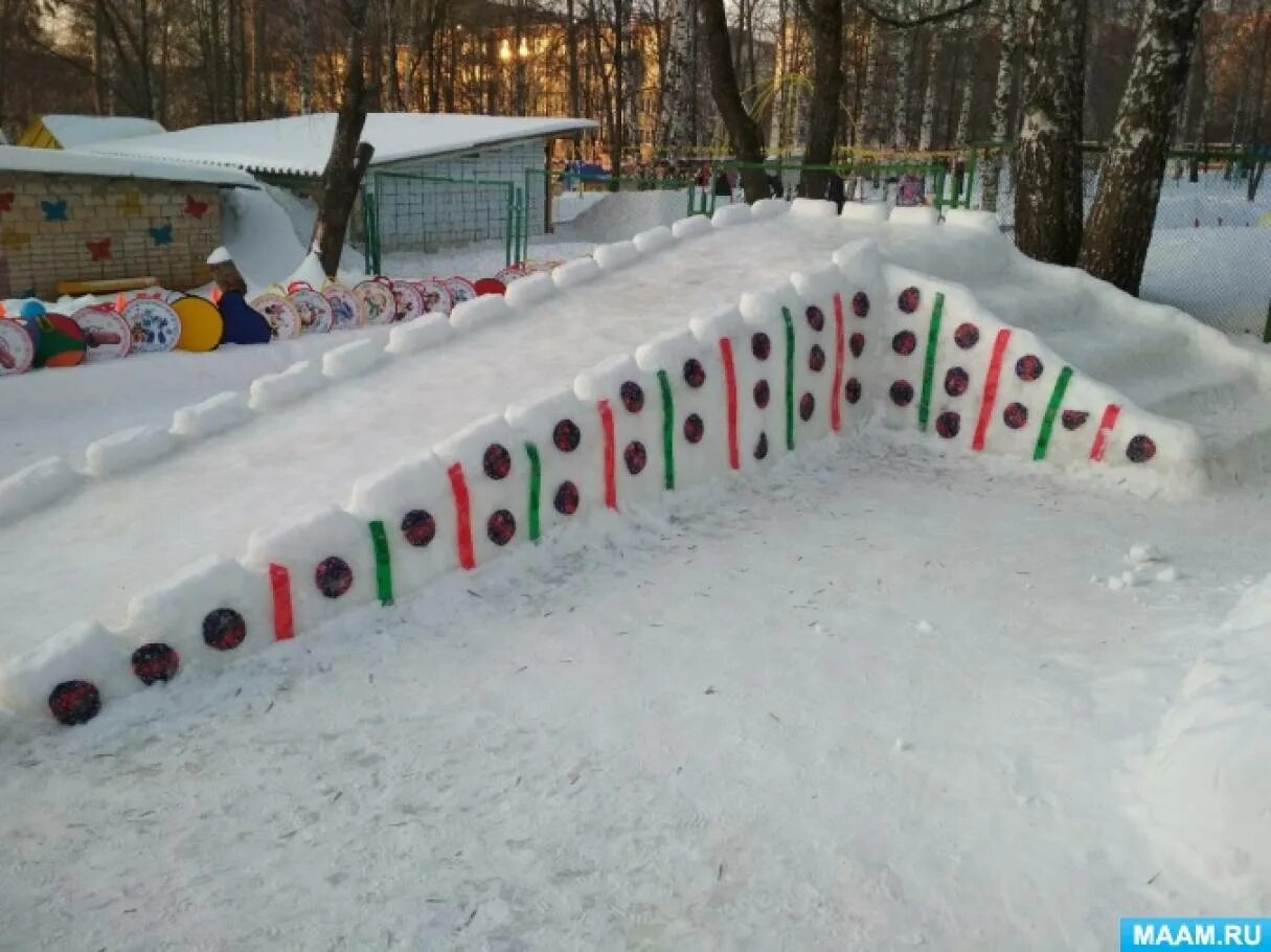 Зимние участки тема. Украшение горки в детском саду. Горка из снега в детском саду. Снежная горка в детском саду. Украсить горку в детском саду.