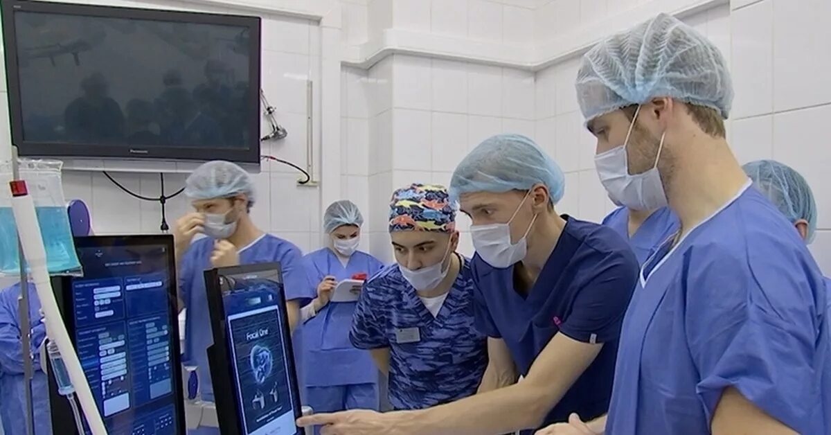 Врач на фоне российского флага. Здравоохранение в росси это. Медицина р ф. Здравоохранение в россии. Здравоохранение в росси это.