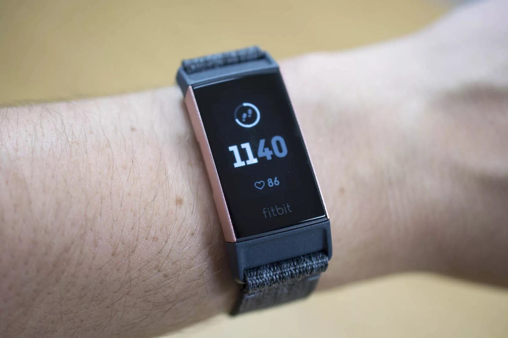 Fitbit charge 4. Самые худшие смарт часы. Fitbit one fb103bk-eu. Смарт часы программиста.