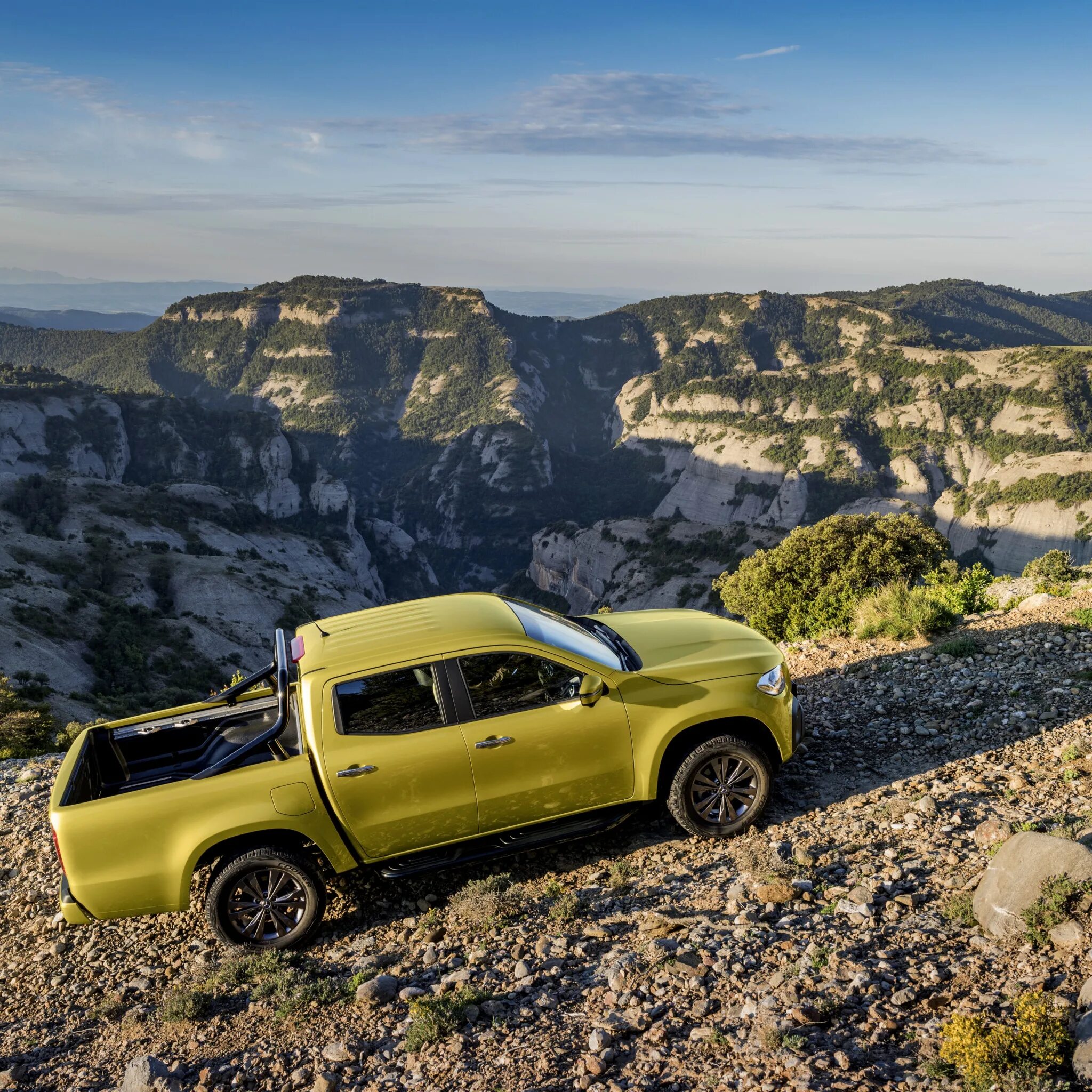 Mercedes x class Nissan Navara. 2018 Mercedes-Benz x class. Mercedes Pickup Nissan Pickup. Мерседес-Бенц х-класс пикап в зелёном. Класс пикап