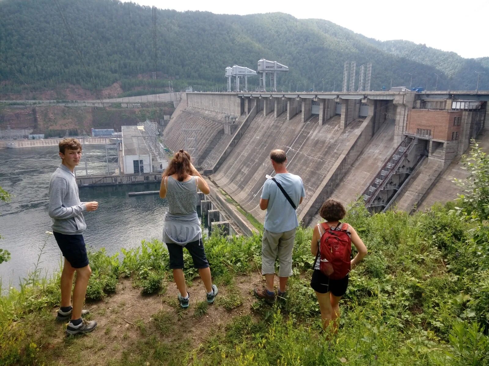 Братская гэс площадка. Смотровая площадка гэс дивногорск. Смотровая площадка гэс. Красноярская гэс смотровая площадка. Дивногорская гэс смотровая площадка.