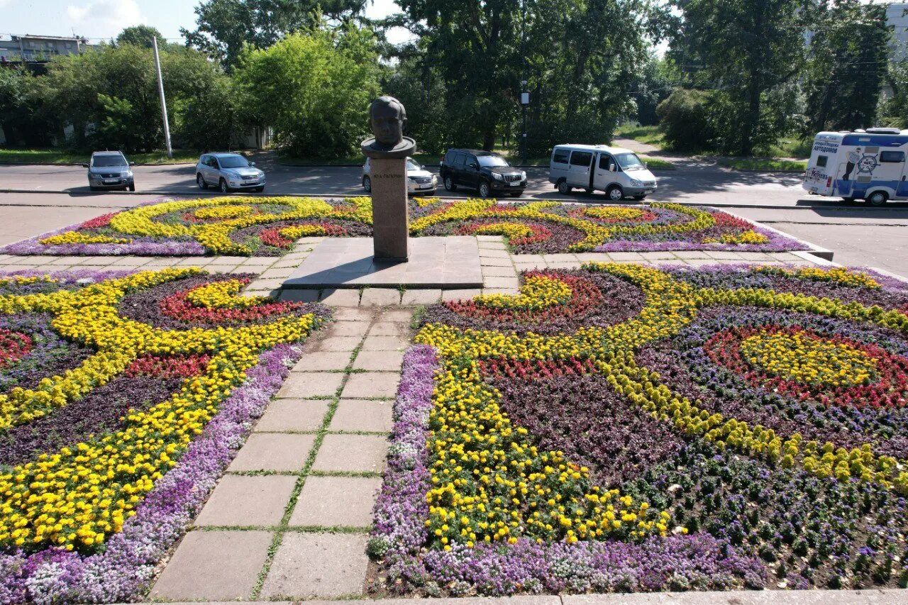 Овальная клумба. Клумбы с бархатцами улан удэ. Виола королевская клумба. Погода цветники. Городские клумбы.