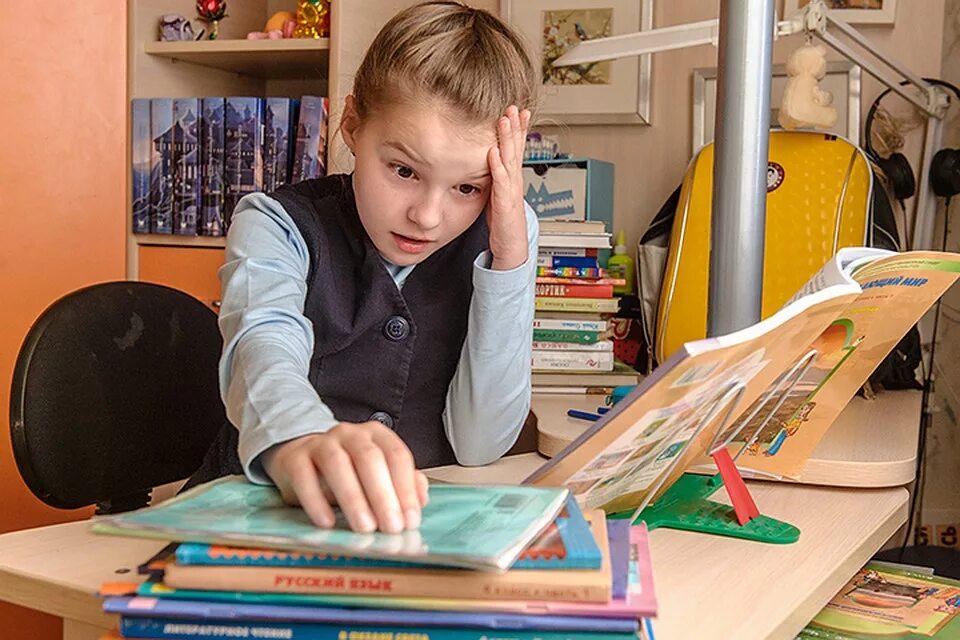 Уроки изображение. Ученики после школы. Школьник домашнее задание. Ребенок делает уроки. Ребенок за домашним заданием.