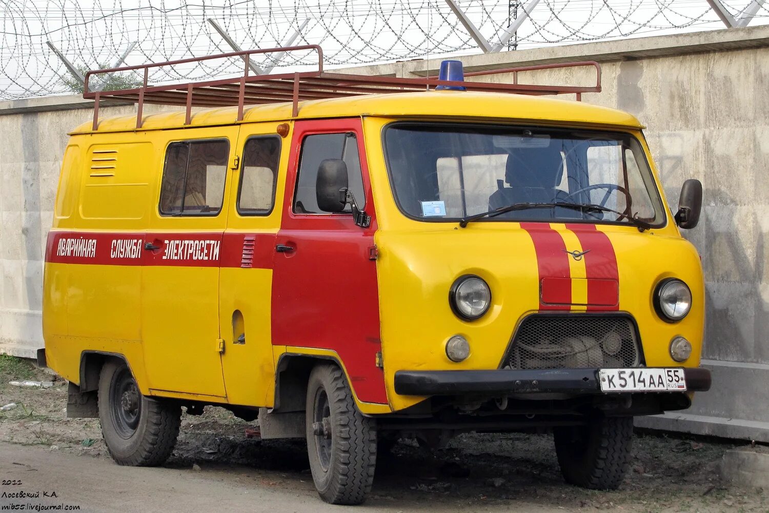 УАЗ аварийка. ГАЗ-4 аварийка. Машина на аварийке. Аварийка свет.