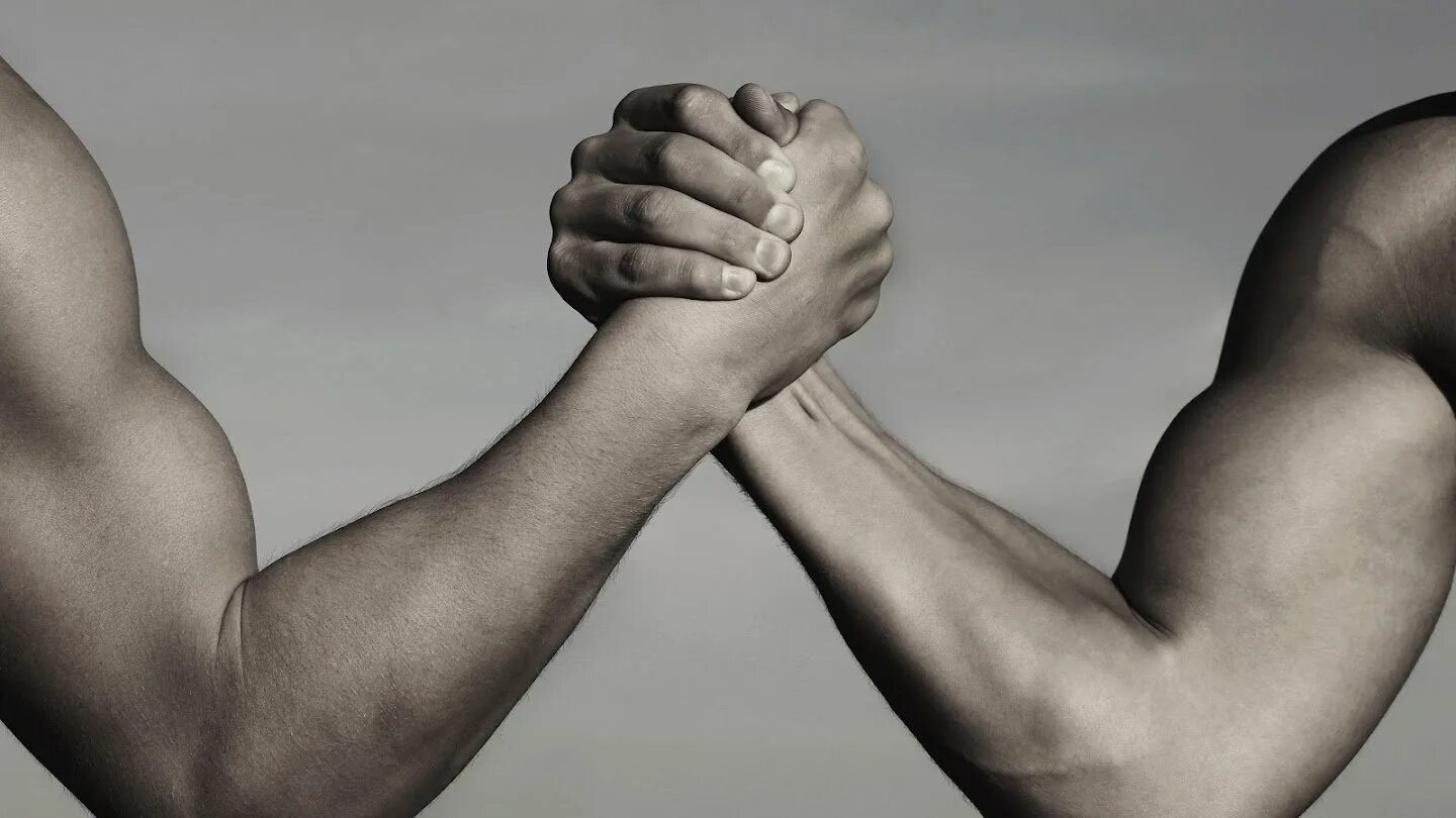 Точка опоры внутри. Две руки армрестлинг. Надежда на хорошее будущее. Сильные высказывания о жизни. Цитаты о важных людях в жизни.