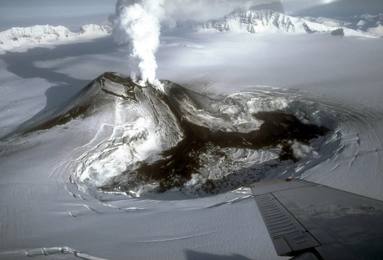 Вулкан Вениаминова. Вулкан Эребус извержение 2011. Вулканы на Аляске. Вулкан Эребус извержение 2023.